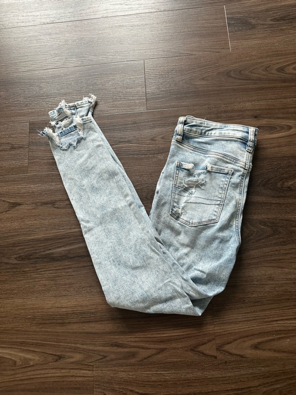 American Eagle Women’s Size 4 Light Wash Distressed Women’s Jeans